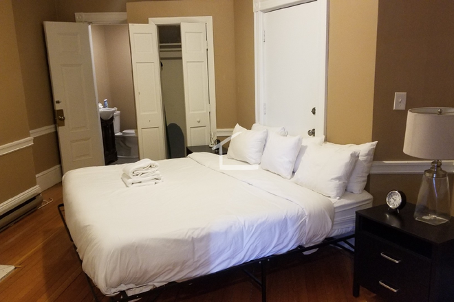 bed - Beautiful 1 bed located next to Kenmore Square and BU! Condo