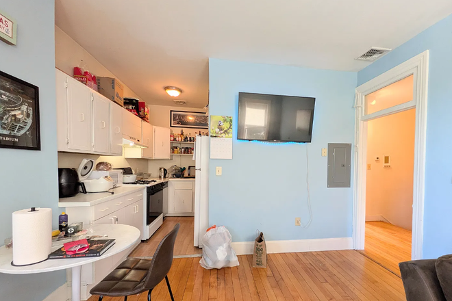 Call NOW for showings! 617-236-8600 - COMM AVE - LRG & RENOVATED 4BR NEAR WSHINGTON SQ FOR *9/1/2026* W/ 2 BATHS, W/D IN UNIT, RNTL PRKNG! Apartments