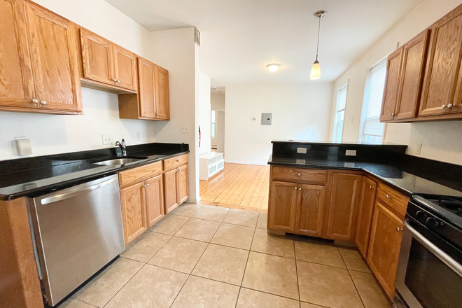 Kitchen - Modern 4 bed in Great Mission Hill Location Condo