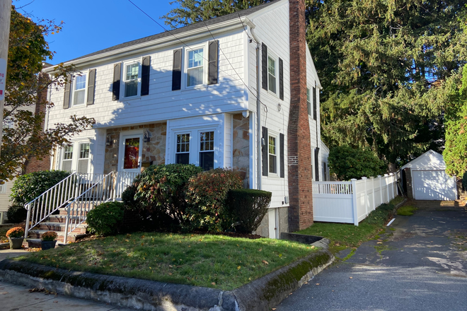 3 BEDROOM 2.5 BATH HARDWOOD, FIREPLACE, CENTRAL AIR, DRIVEWAY PARKING, YARD. - Beautiful 3 bedroom single family in a great neighborhood!!