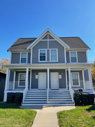 Exterior - 3 Bedroom + Den - Huge Townhouse with Attached Garage!