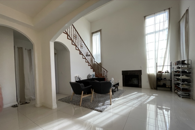 Living Room - 2x Rooms, Small Gated Community, 7min from South Campus, 15min from Hill Side