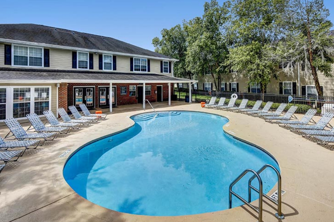 Pool - University Club Apartments Sublease