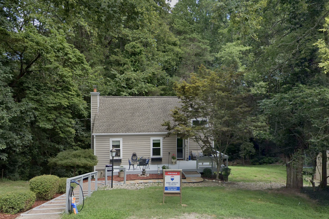 Exterior - Spacious 675 Powell St: City-Approved for 4 Occupants House