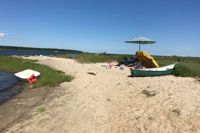 Private Beach 2 minute walk - Furnished 2 bedroom cottage walk to  private beach. Bike path access. Washer dryer in unit House