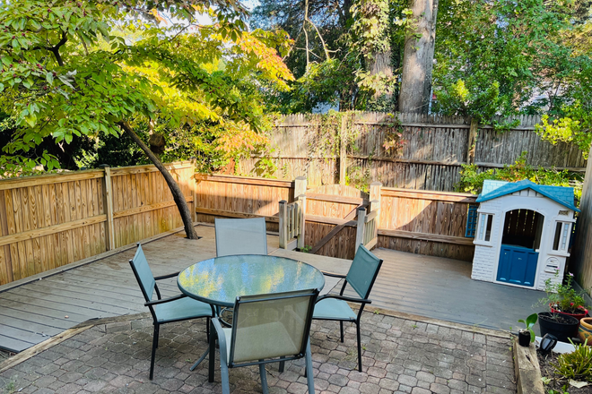 Back patio - Charming 3-Bedroom Townhouse in Vienna, VA – Flexible 6-Month Lease