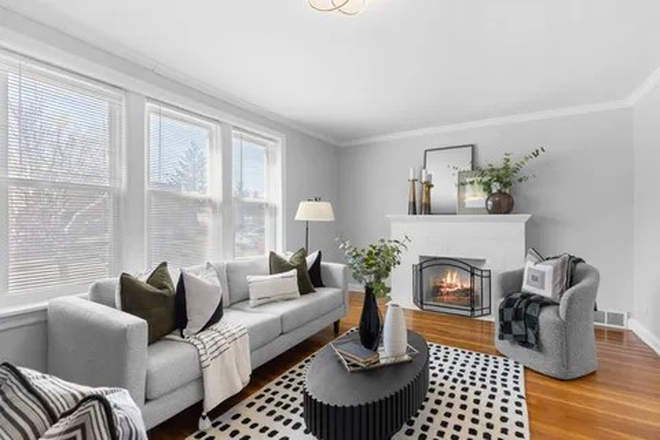 Living room - Gorgeous 3bedroom 2Bath single family house 6 minutes from WashU main campus