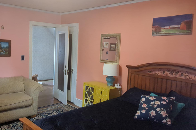 Picutre of the bedroom, opening up to upstairs landing - Quiet Shared Housing, 15 min from UConn Law and UConn Hartford