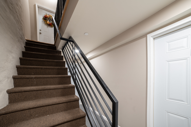 Building - Spacious and Bright 1 Bed Steps From Campus Apartments