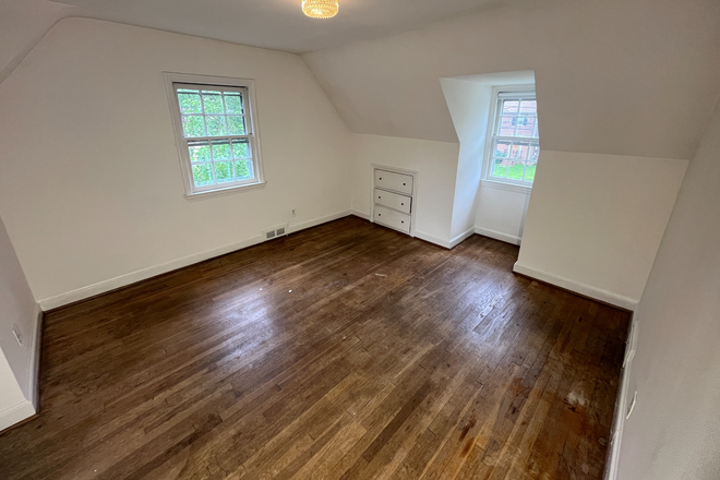 upstairs bedroom - VERY CLOSE TO CAMPUS!  5 BED/2 BATH WALK TO CAMPUS HOUSE!