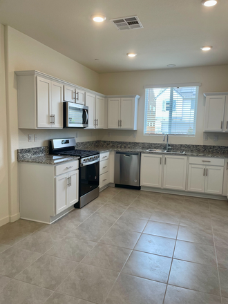 Kitchen - 368 SHAFER AVENUE, MERCED - 5beds/2.5Baths house - 3.5 miles away to UC Merced Campus