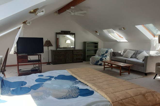Upstairs bedroom - Large In-Law Unit in Temescal Home