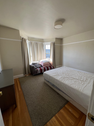 bedroom with large closet - Apartment