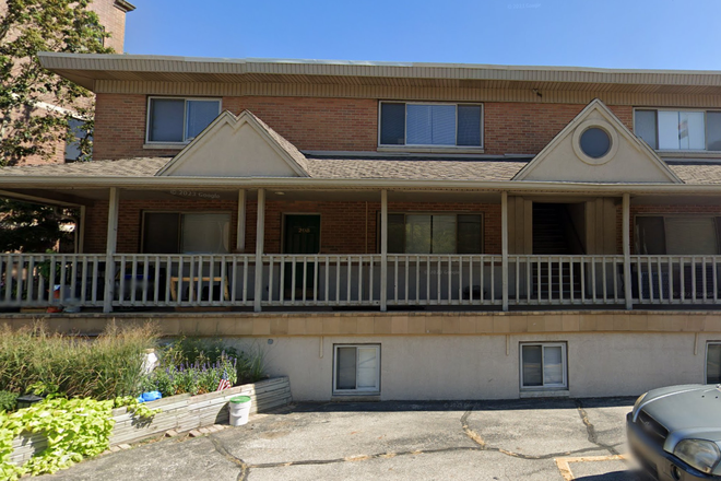 Outside view - SPRING 2026 SUBLEASE - apartment 1 min from campus