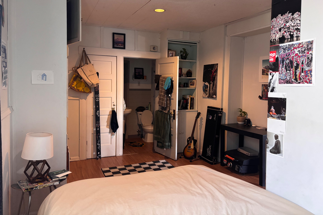 Bedroom - Spatious room CLOSE TO CAMPUS - DISCOUNTED! Duplex