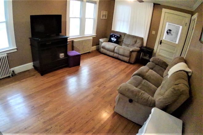 Living Room - Perfect 4 Br. 2 Bath House Walking Distance To UCONN Available 6-1-27