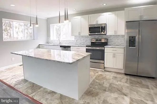 Kitchen - Beautifully updated home a block from campus/within campus security patrols - Alumni landlord