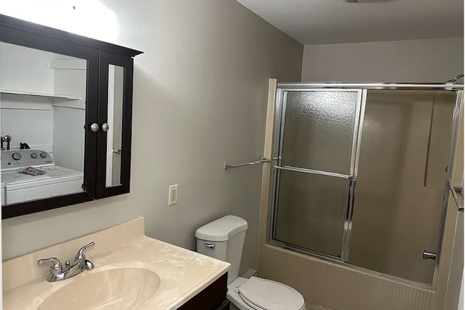 Bathroom - 3br/1ba in Colchester Duplex