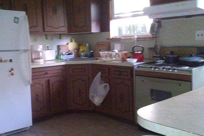 Shared kitchen area - Private bedroom available, one block from Hofstra House