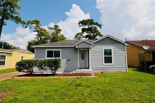 Front of the house - Safe, Affordable, and Convenient Bedroom near University of Houston and Rice University House