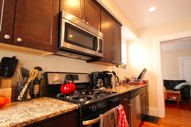 Call NOW for showings! 617-236-8600 - MONTCALM AVE - *NO FEE* X-LARGE 5BR IN BRIGHTON FOR *9/1/2026* W/ IN UNIT LNDRY, ISLND KTCHN, 2 BATH