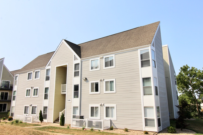 front - Hunters Ridge - 3 bedroom - 3 bath apartment for rent for the 26-27 school year!