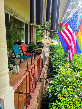 Front Porch - nice to chill - Save avg $600 per month 15 mins from Emory! Great Place for Grad student or young professional House