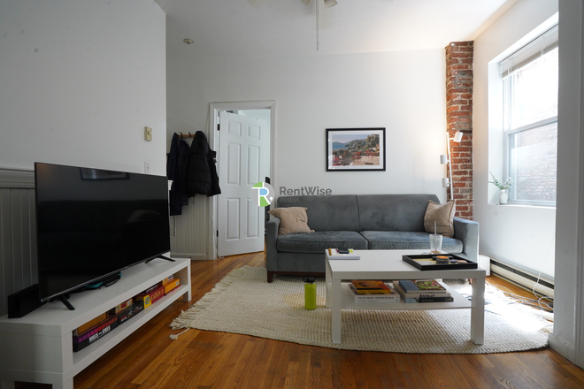 1 - SEPT 2025 – Incredible North End 3 Bed | Cat Friendly | $4,575 Apartments