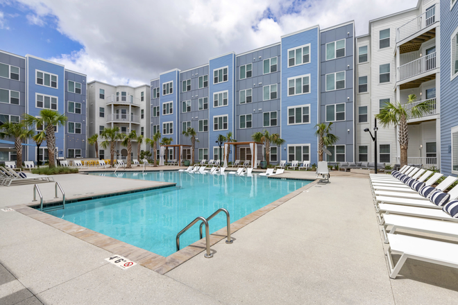 Pool View - Uncommon Wilmington Townhome