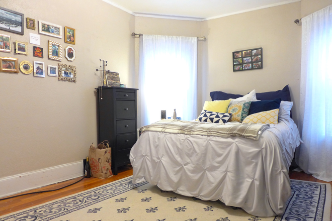 bostonrealtyonline.com - Spacious Coolidge Corner 3 Bedroom with Central Heat and A/C