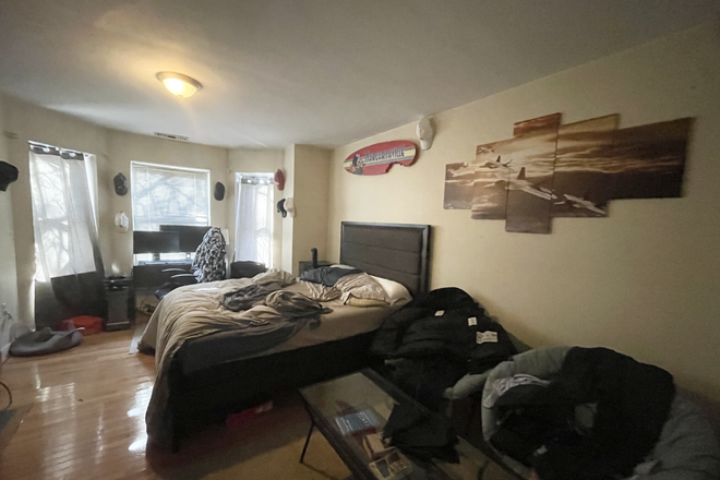 . - LARGE AND SPACIOUS 3 Bd / 1 Bd Avail. 9/1!! LAUNDRY IN UNIT!! Apartments