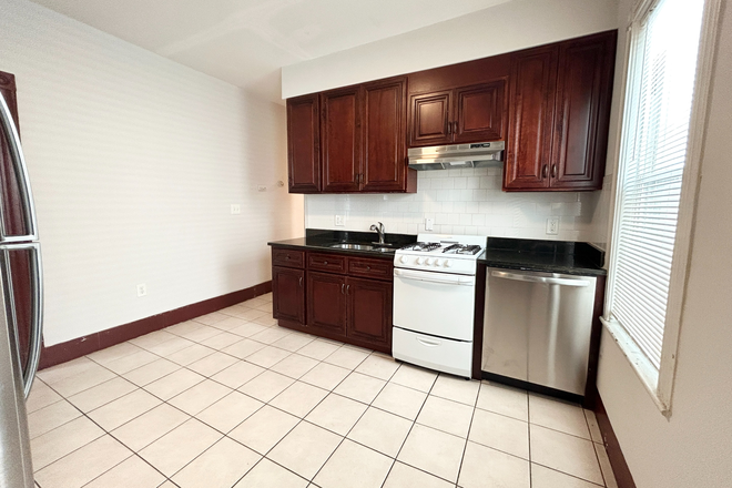 kitchen - Large 3 bed 1.5 bath on Maryland Street Apartments