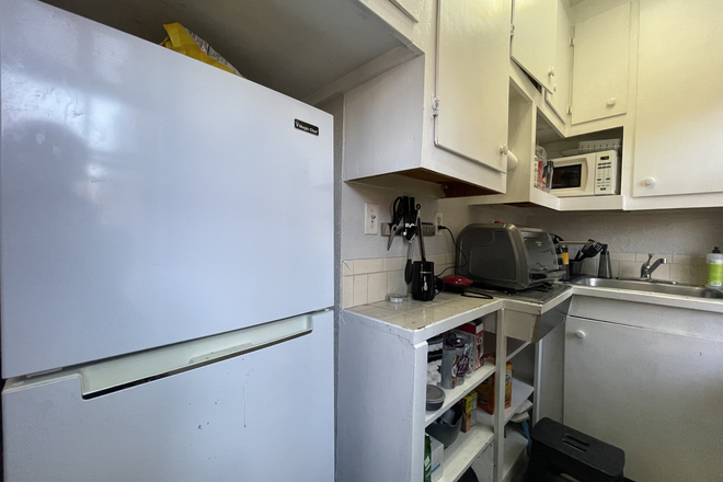 Kitchen - Anderson St Studio Beacon Hill Apartments