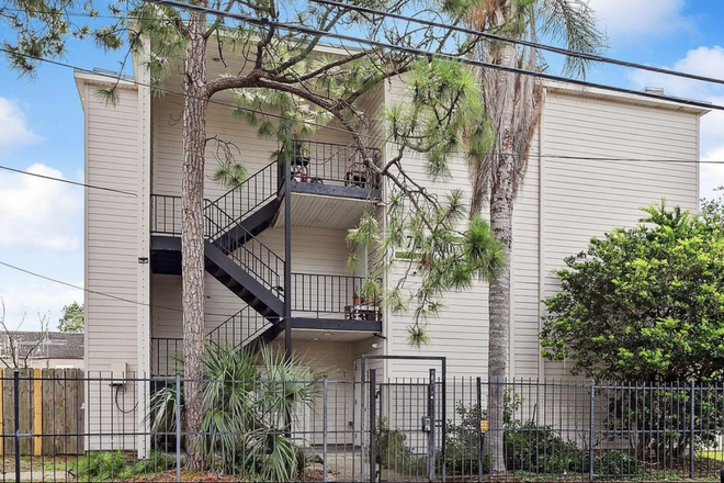 Buidling - 3rd Floor Apartment with Great Location in Uptown
