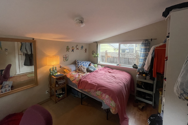 Bedroom - Looking for a roommate! House