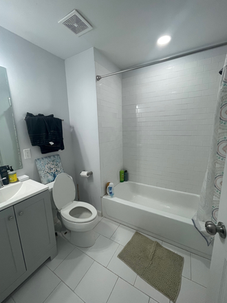 Bathroom - 15 minute walk to JHU ??