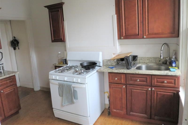 Call NOW for showings! 617-236-8550 - PUTNAM AVE - GIGANTIC 2 FLR GRDN 4BR NEAR HRVRD SQ AVAIL *9/1/2026* W/ IN UNIT LNDRY, 2 BATH, EIK!