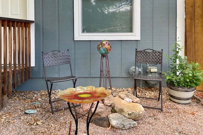 Front Garden - Elegant Furnished Studio Room in Niwot