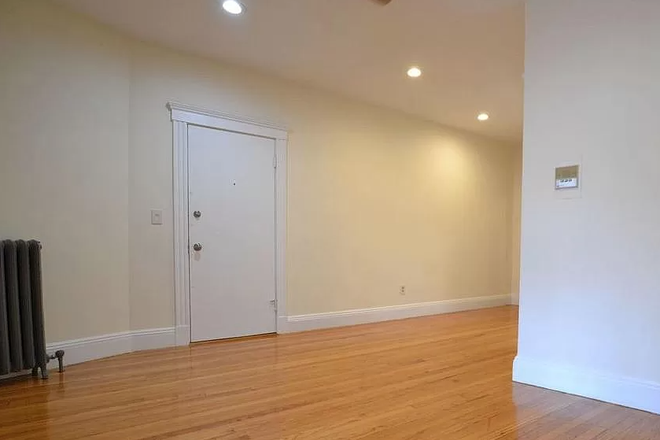 Call NOW for showings! 617-236-8600 - SUTHERLAND RD - LUXE CLEVELAND CRCL 3BR/1BA CONDO AVAIL *9/1/2025* W/ H&HW INC, LNDRY IN BLDNG, POOL