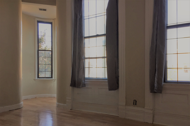 Large bedroom with a sitting area - New!! Large 1 Bd + Study/Den + hardwood with Central AC + On-site Laundry