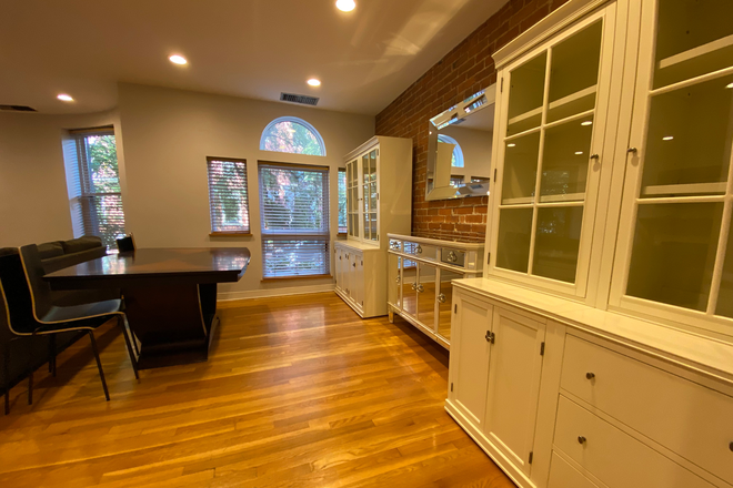 1 - Large 2 bedroom on Gainsborough with two floors, and Air conditioning Apartments