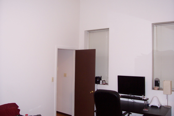 Bedroom - RUSH & U of I STUDENT APARTMENTS MEDICAL DISTRICT STUDENT DISCOUNTS AVAILABLE Text Only