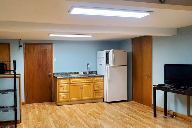 Living room area with sink, refrigerator, microwave, hotplate - 1 Bedroom 10 Min Walk from UH Manoa House