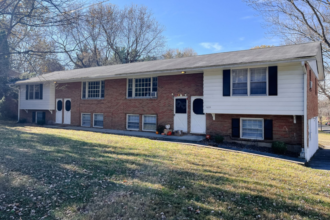  - 625PB - 1605 Lark Lane -M