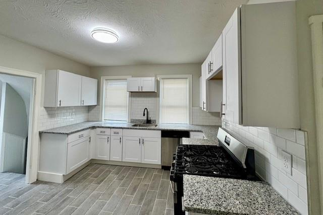 kitchen - 2 Bed on Goulding  fox point neighborhood Apartments