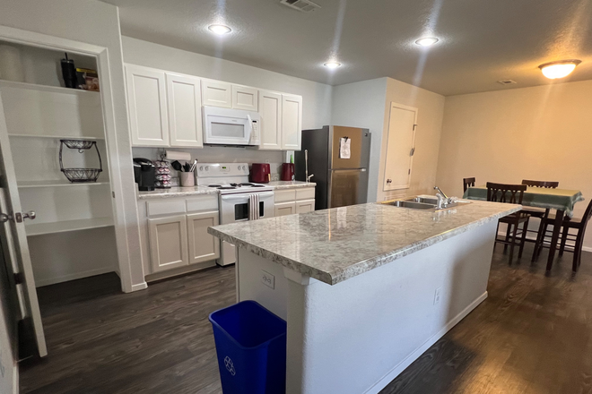 Kitchen - Private Room in Farmington