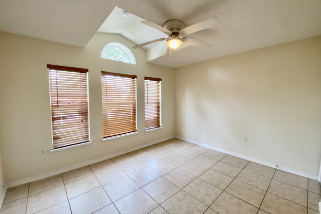 Bedroom for rent - Room for rent in UCF area, within biking/walking distance from campus House