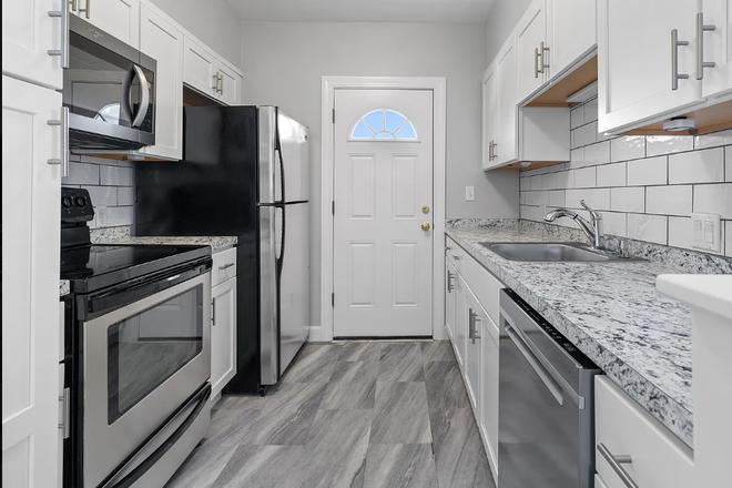 Kitchen - 16 Windsor Road #1, Close to JCC & TTC House