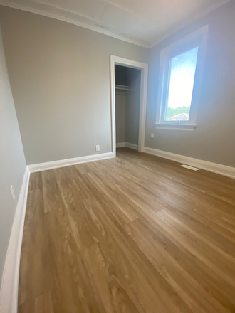 Bedroom - 3 Bedrooms available In Prime Location! Triplex