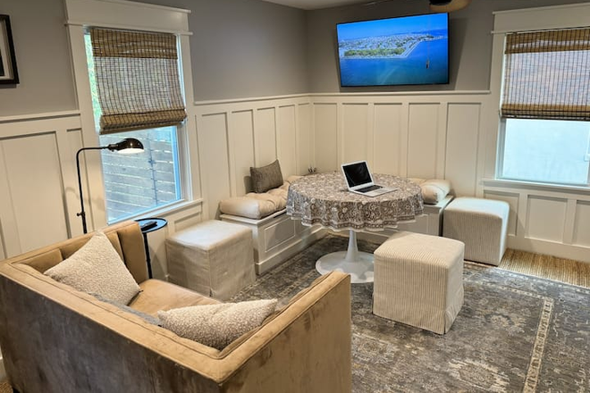 Living Room with 50 inch Smart TV. Plenty of table seating for dining or work space - Cottage in Wagener Terrace Apartments